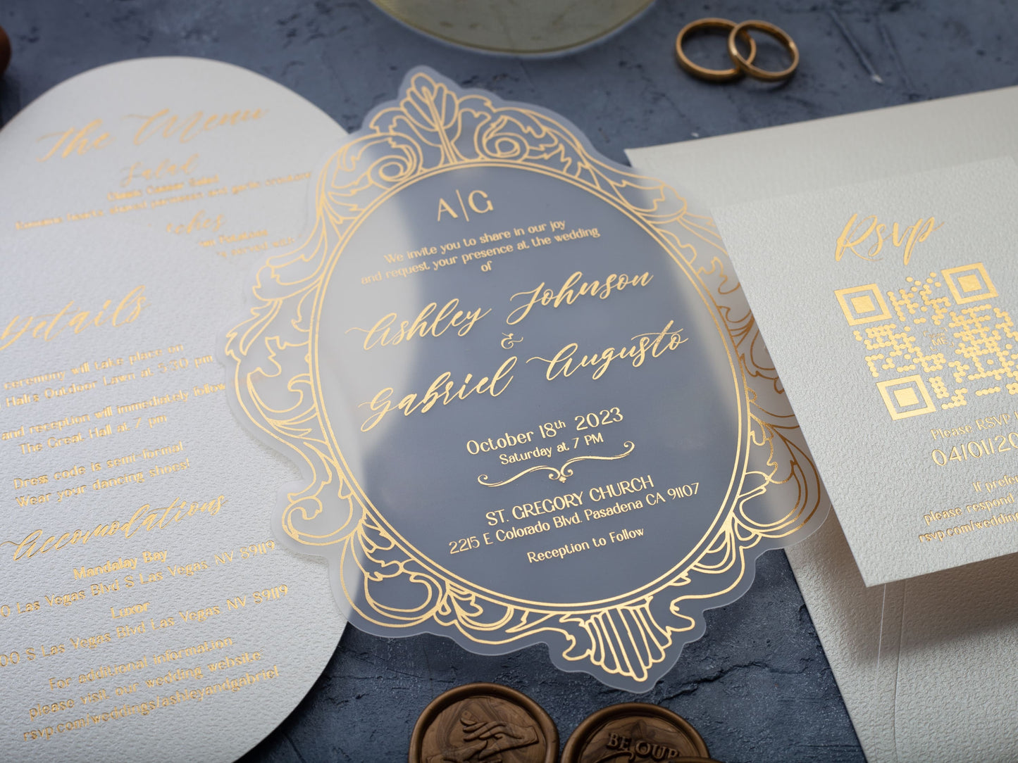 Elegante invitación de boda en acrílico con letras doradas y sobre marfil
